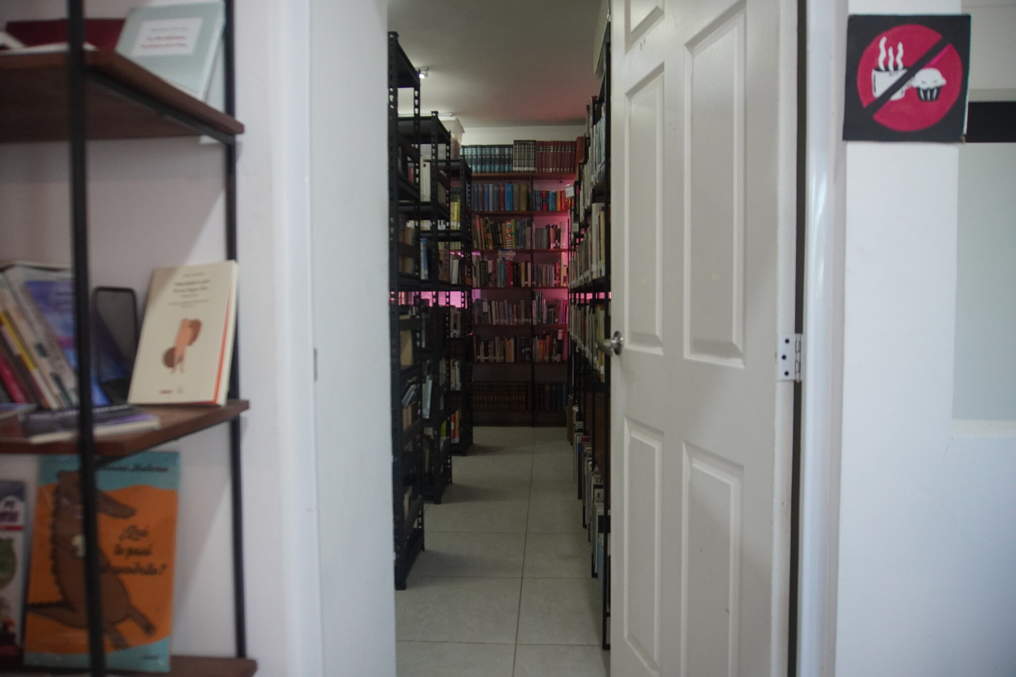 Entrada y estantes de la biblioteca