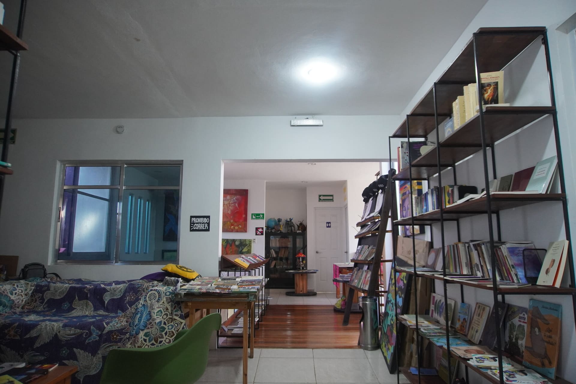 Sala de estanterías de la Bodeguita Mosca