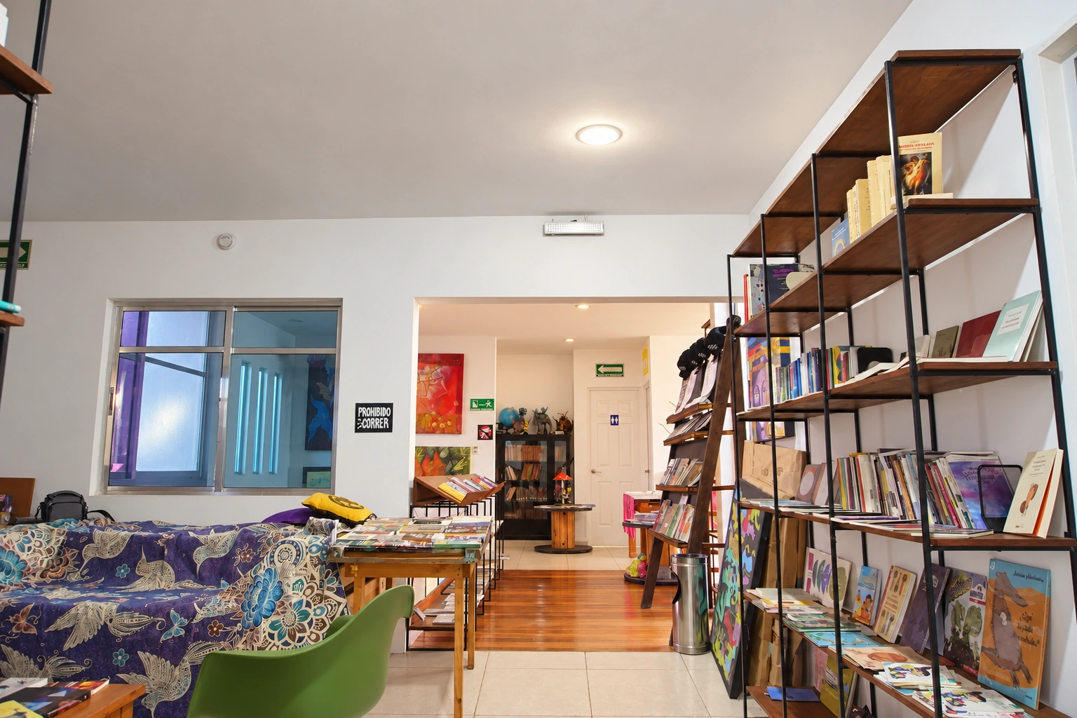 Sala de estanterías de la Bodeguita Mosca