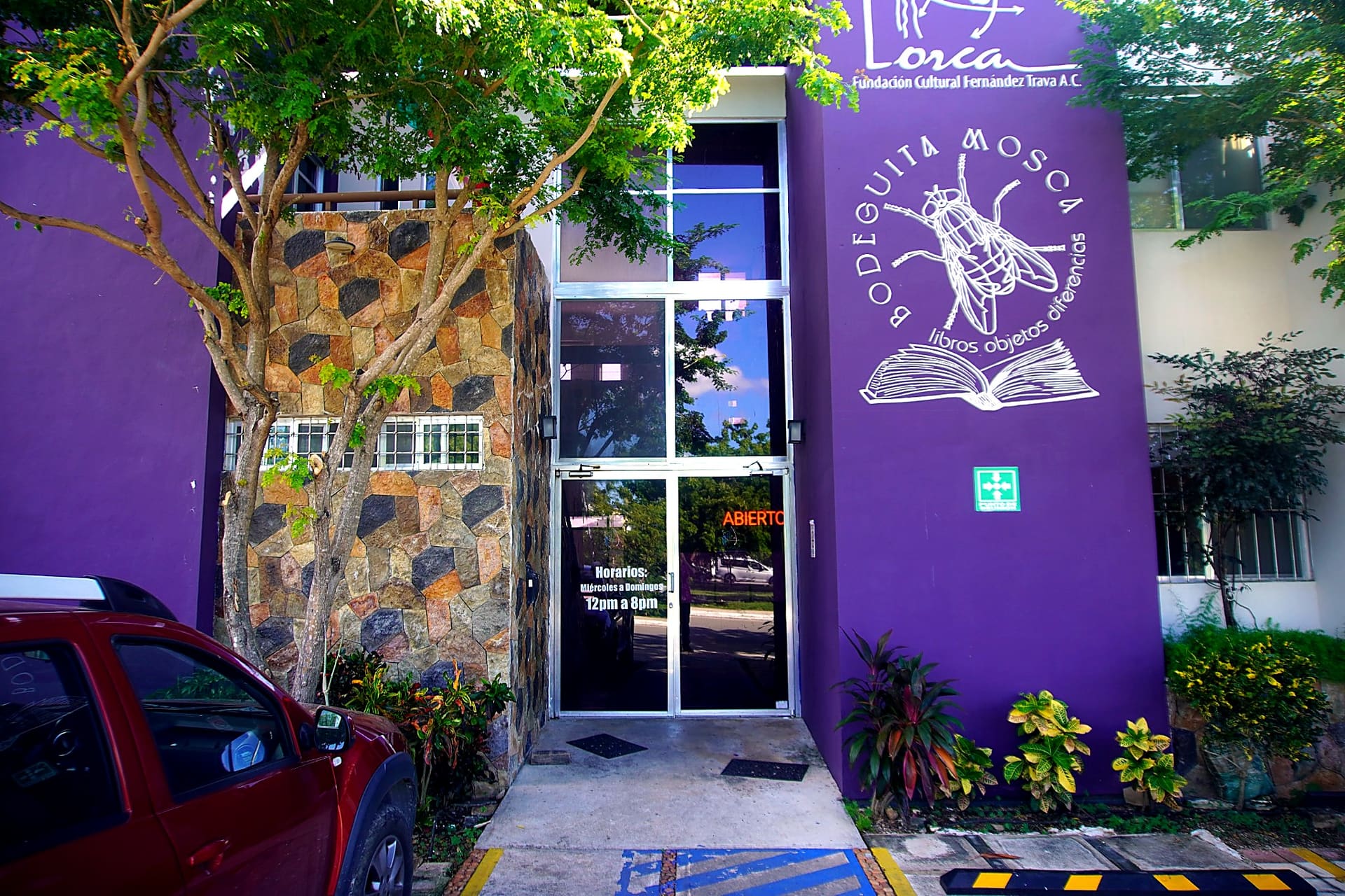 Fachada del Centro Cultural Lorca y Bodeguita Mosca