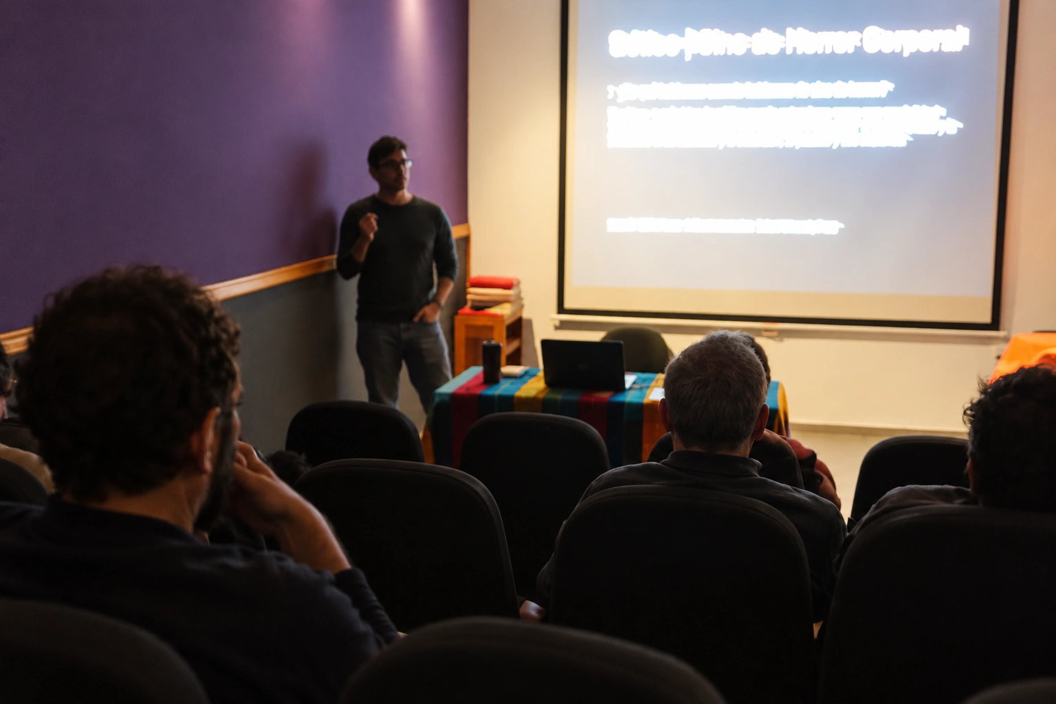 Ponente durante una charla de cine