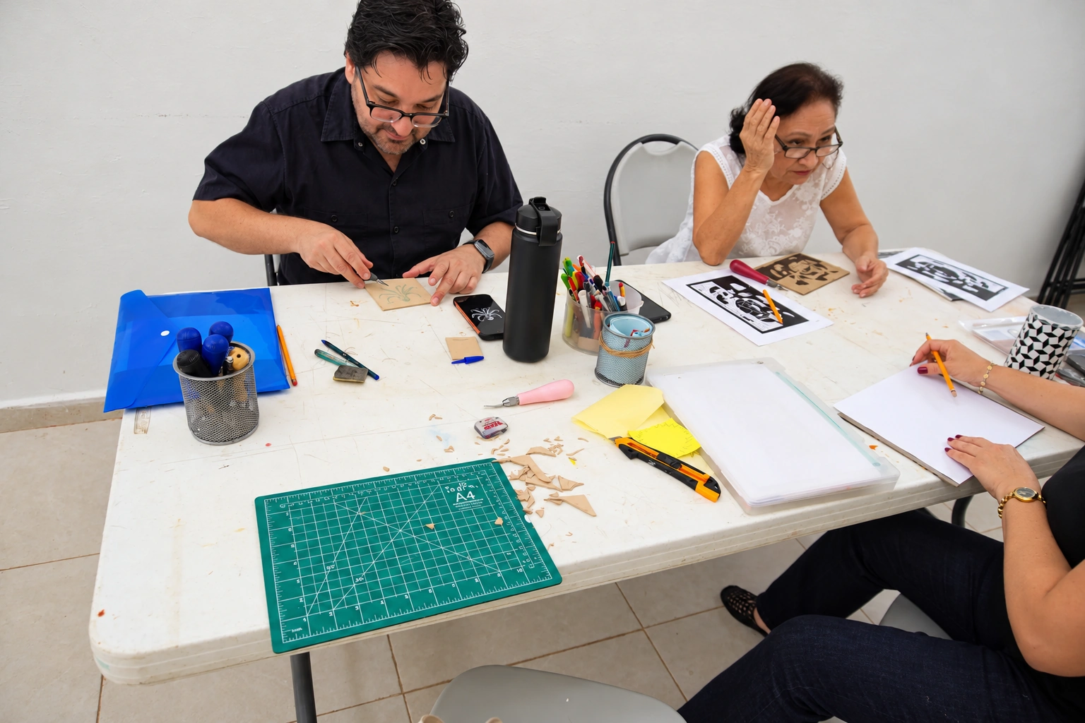 Taller de grabado, trabajo en mesa