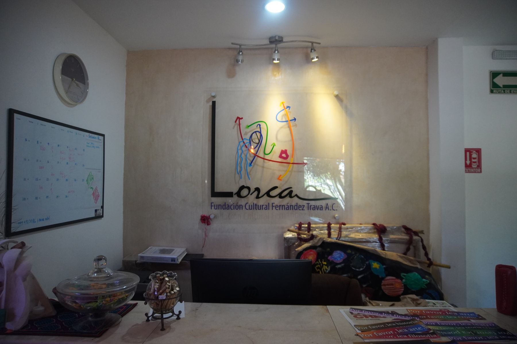 Logo de Lorca en la pared de la recepción