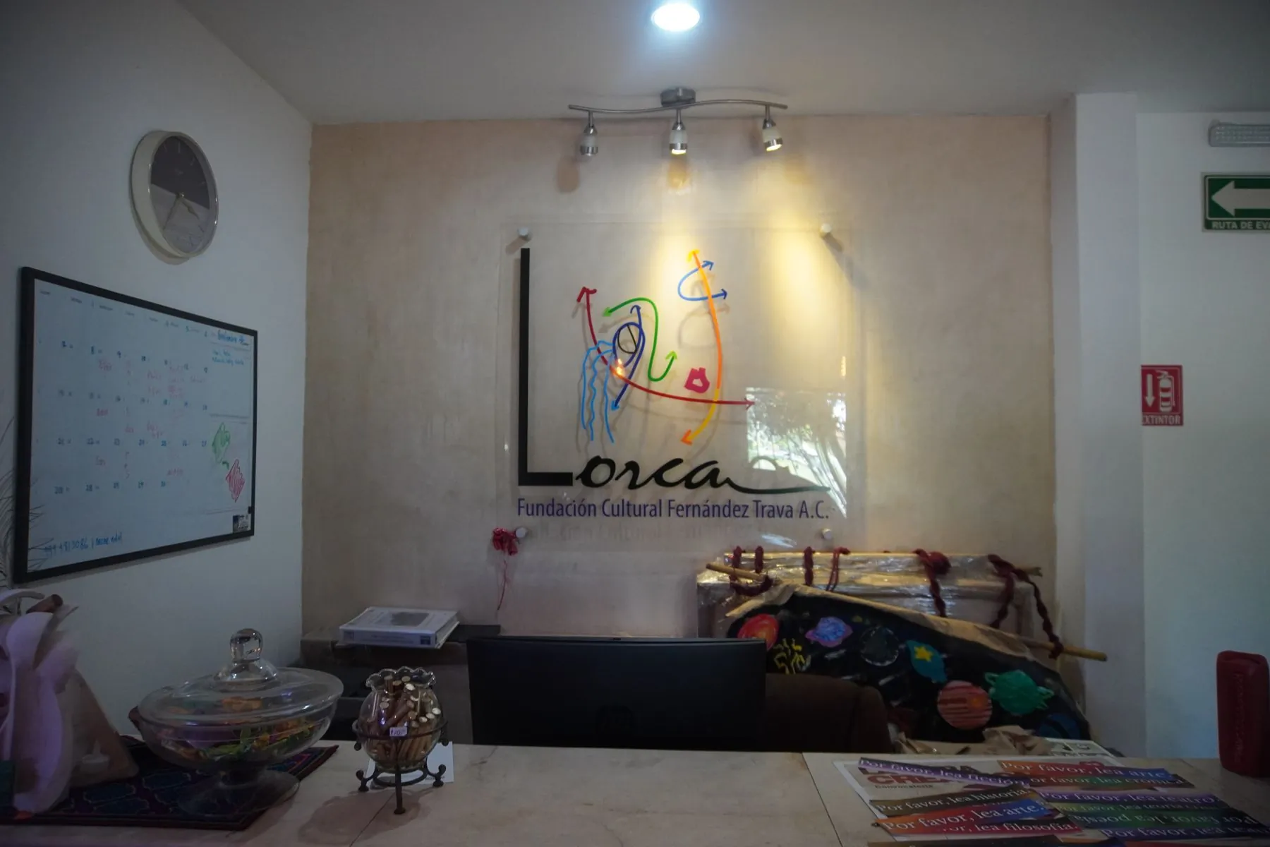 Logo de Lorca en la pared de la recepción